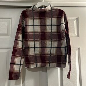 Tahari New with tags sweater in size medium